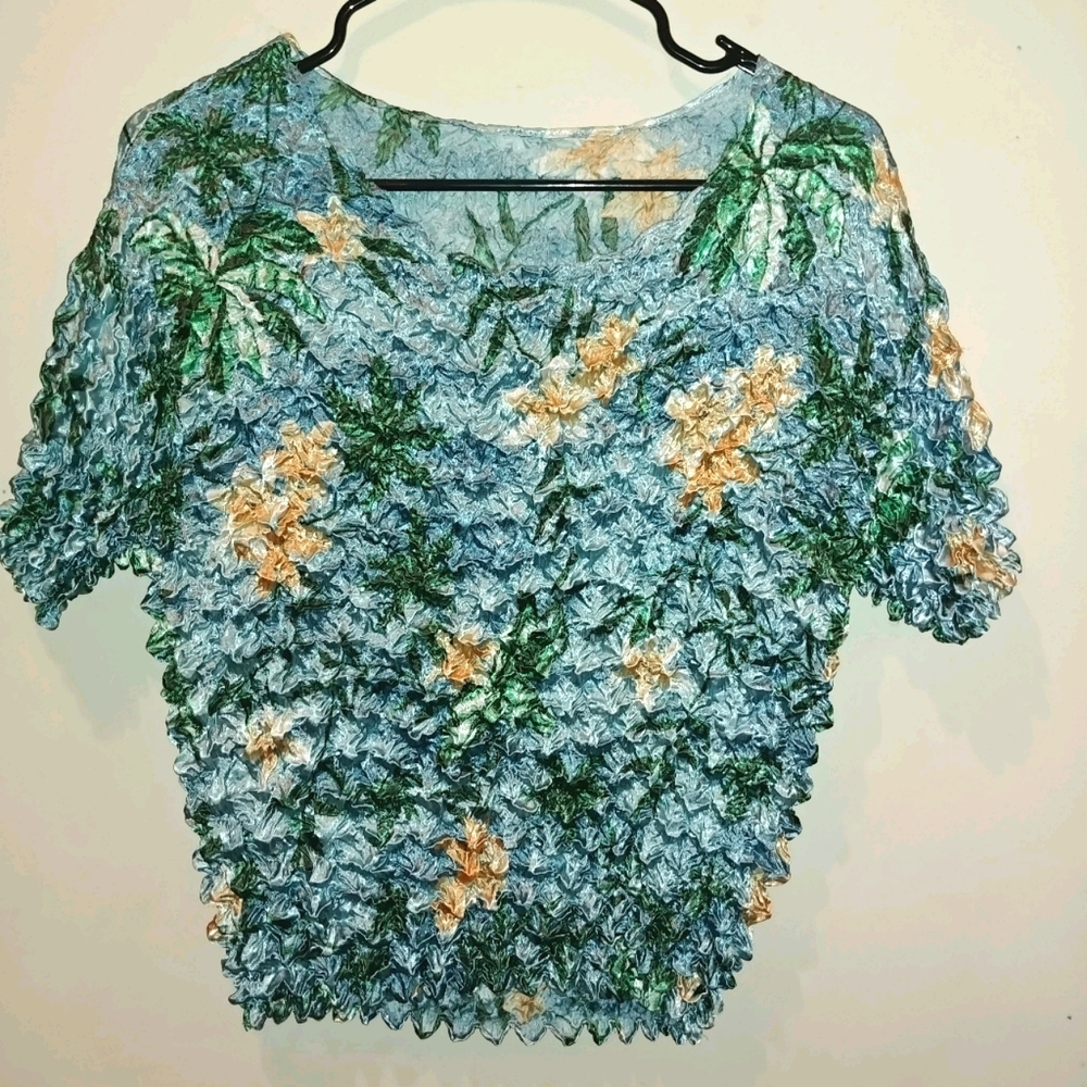 👚 NWOT Super Cute Crinkle "Bubble" Top